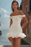 Vestido de graduación corto con volantes ajustado y hombros descubiertos blanco
