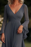 Vestido largo de gasa madre de la novia cruzado sirena gris oscuro de manga larga con volantes