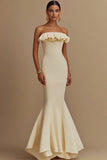 Vestido blanco recto de satén de sirena hasta los tobillos con volantes