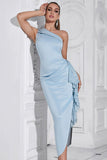 Vestido formal ajustado azul claro de un hombro hasta el té