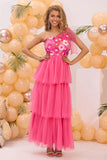 Vestido de dama de honor largo de un hombro con estampado floral de un hombro de color rosa intenso