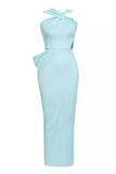 Vestido de dama de honor de satén azul cielo con correas cruzadas de sirena con abertura