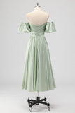 Vestido de dama de honor verde salvia de línea con hombros descubiertos de satén hasta el té