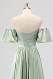 Vestido de dama de honor verde salvia de línea con hombros descubiertos de satén hasta el té