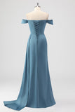 Vestido largo de dama de honor de satén azul sirena con hombros descubiertos con abertura