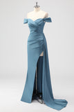 Vestido largo de dama de honor de satén azul sirena con hombros descubiertos con abertura