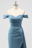 Vestido largo de dama de honor de satén azul sirena con hombros descubiertos con abertura