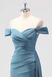 Vestido largo de dama de honor de satén azul sirena con hombros descubiertos con abertura