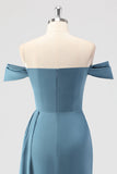Vestido largo de dama de honor de satén azul sirena con hombros descubiertos con abertura