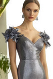 Vestido formal metalizado gris oscuro con escote en V y flores en 3D