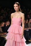 Vestido de gala rosa sin tirantes escalonado de una línea con abertura