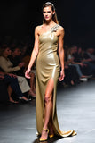 Vestido Gala Dorado con Purpurina de un Hombro con Abertura