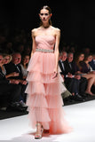Un vestido de gala largo sin tirantes rojizo, rubor de una línea