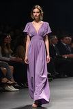 Vestido de invitada de boda largo fruncido con escote en V morado