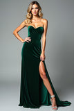 Vestido formal de terciopelo verde oscuro sin tirantes con abertura