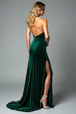 Vestido formal de terciopelo verde oscuro sin tirantes con abertura
