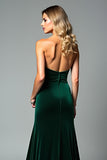 Vestido formal de terciopelo verde oscuro sin tirantes con abertura