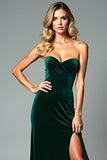 Vestido formal de terciopelo verde oscuro sin tirantes con abertura