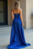 Vestido de invitada de boda largo con corte sin tirantes de satén azul real