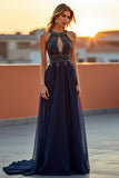 Halter Tulle Navy Un vestido formal recortado con abalorios