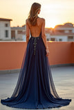 Halter Tulle Navy Un vestido formal recortado con abalorios