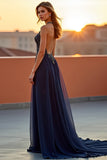 Halter Tulle Navy Un vestido formal recortado con abalorios
