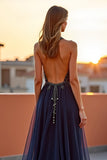 Halter Tulle Navy Un vestido formal recortado con abalorios