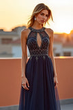 Halter Tulle Navy Un vestido formal recortado con abalorios