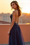 Halter Tulle Navy Un vestido formal recortado con abalorios