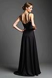 Vestido negro satinado con tirantes finos de una línea