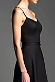 Vestido negro satinado con tirantes finos de una línea