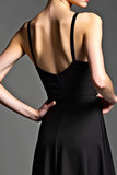 Vestido negro satinado con tirantes finos de una línea