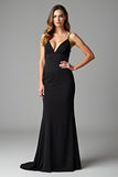 Vestido negro fruncido con tirantes de espagueti sirena