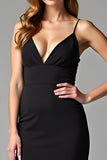 Vestido negro fruncido con tirantes de espagueti sirena