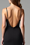Vestido negro fruncido con tirantes de espagueti sirena