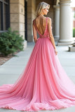 Vestido largo de invitada de boda fruncido de tul rosa con escote en V
