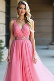 Vestido largo de invitada de boda fruncido de tul rosa con escote en V