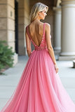 Vestido largo de invitada de boda fruncido de tul rosa con escote en V