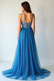 Tirantes de espagueti de tul azul Vestido largo de invitada de boda fruncido de una línea con abertura