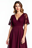 Vestido de Madre de la Novia de la Madre de la Novia con Escote en V de Encaje Cabernet hasta la Rodilla