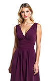 Vestido morado fruncido de la madre de la novia con escote en V