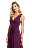 Vestido morado fruncido de la madre de la novia con escote en V