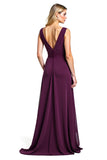 Vestido morado fruncido de la madre de la novia con escote en V