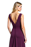 Vestido morado fruncido de la madre de la novia con escote en V