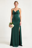 Vestido de dama de honor con cuello de satén verde oscuro con abertura