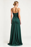 Vestido de dama de honor con cuello de satén verde oscuro con abertura