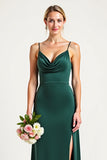 Vestido de dama de honor con cuello de satén verde oscuro con abertura