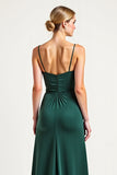 Vestido de dama de honor con cuello de satén verde oscuro con abertura