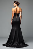 Vestido sirena de corbata negra sin tirantes con abertura