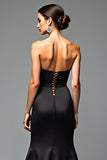Vestido sirena de corbata negra sin tirantes con abertura